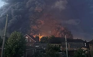 (影) 宛如火山噴發！烏空襲俄斯拉維揚斯克煉油廠、克里米亞電網再遭重創