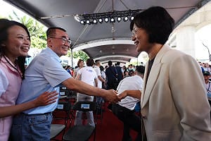 上次被怨閃躲不打招呼 李四川今和蘇巧慧握手了