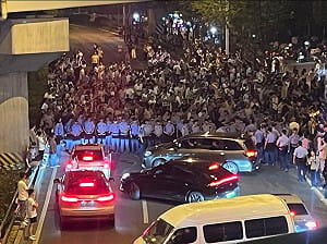 中國安徽爆發群眾運動  數千人走上街頭癱瘓道路