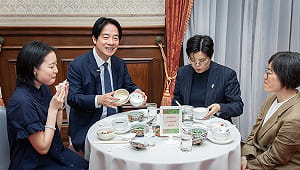 《臺灣漫遊錄》三道經典菜色重現 楊双子親導覽見賴清德首嚐麻薏湯