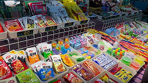 中國抖音零食現身高雄夜市！40多款無繁中標示 53.8公斤全銷毀