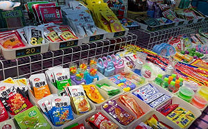 中國抖音零食現身高雄夜市！40多款無繁中標示 53.8公斤全銷毀