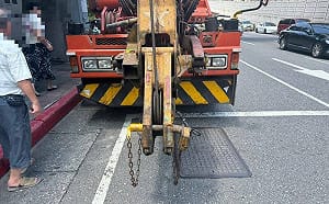 台北吊車硬切逼車釀追撞！網怒：安全第一貼車上很諷刺