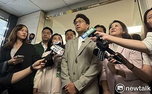 遮陽傘爭議北市派公務員「盯梢」簡舒培 沈伯洋：監督市政天經地義