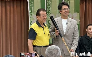 恩師李茂生家人致贈球棒 沈伯洋盼帶領議員打出全壘打