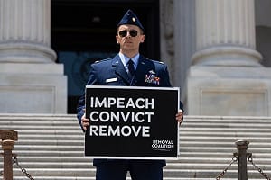 罕見！美空軍少校身著軍服舉牌抗議  籲彈劾川普、范斯