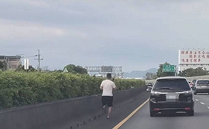 國道內側路肩驚見拖鞋男跑步！網：名符其實的跑路 警要開罰了