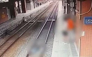 離譜父母鬆手嬰兒車衝下鐵軌！2歲嬰兒滿臉血 網驚：太扯了