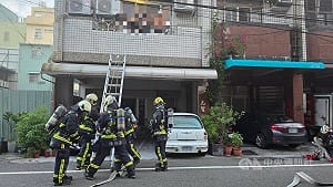台中大里透天厝清晨火警 受困5人救出其中3嗆傷送醫