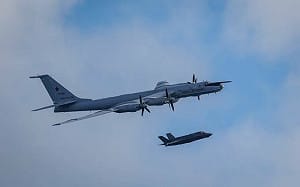俄反潛機逼近英航母遭攔截！英F-35緊急升空伴飛 北約示警俄持續測試防線