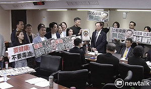 石崇良遭藍委包圍批「毒油害台」！ 林沛祥送「苯駢芘油桶」嗆下台