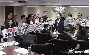 石崇良遭藍委包圍批「毒油害台」！ 林沛祥送「苯駢芘油桶」嗆下台