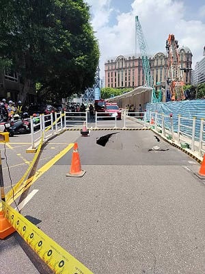 北市敦化北路現天坑、瓦斯外洩　緊急疏散民眾
