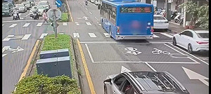 北市公車滑行闖紅燈！運將身體不適送醫 掀網友兩派論戰