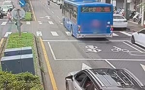 北市公車滑行闖紅燈！運將身體不適送醫 掀網友兩派論戰