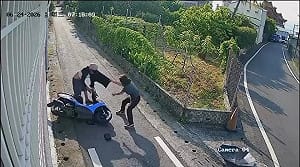 騎機車搶包反遭阿嬤K.O！暴打劫匪畫面曝 網讚：戰神附體