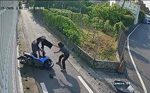 騎機車搶包反遭阿嬤K.O！暴打劫匪畫面曝 網讚：戰神附體