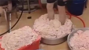 太平驚爆「 腳踩去角質炸雞 」!  網諷印度拜師 台中食安處將強勢稽查