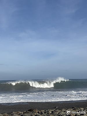 (影)現場直擊》有機會放颱風假？巴威颱風海警發布！台東海濱公園掀「6公尺巨浪」