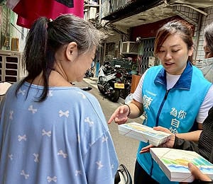 颱風將至！陳怡潔送防災物資 關懷獨居長者