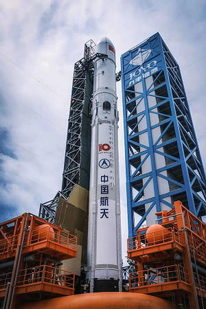 (影) 中國火箭首度「抓回自己」！挑戰SpaceX垂直著陸 長征十號B海上網捕回收 