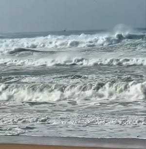 巴威颱風逼近! 蘭嶼海邊浪高7.2米 台灣北部嚴防狂風豪雨