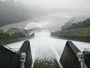 (影)巴威颱風豪雨襲台！石門水庫睽違618天洩洪 壯觀畫面曝光