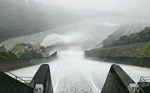 (影)巴威颱風豪雨襲台！石門水庫睽違618天洩洪 壯觀畫面曝光