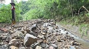 巴威颱風攜豪雨重創苗栗南庄！路基流失道路中斷 2部落12人受困