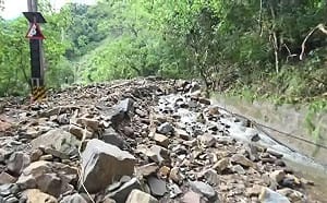 巴威颱風攜豪雨重創苗栗南庄！路基流失道路中斷 2部落12人受困