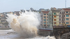 (影)洪澇席捲中國  巴威挾狂風豪雨登陸浙江沿岸  四川暴雨轎車遭泥流沖走