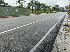 女遭後方騎士搶手提包摔傷　屏警鎖定機車追緝中