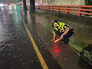 巴威颱風釀台中淹水！2警徒手清溝畫面曝 網：這不是正常畫面