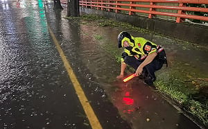 巴威颱風釀台中淹水！2警徒手清溝畫面曝 網：這不是正常畫面