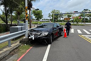 台南警攔查闖紅燈　男疑毒駕撞電桿遭送辦