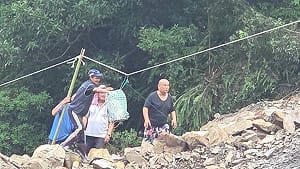 苗栗東河村風災成孤島　部落青年射箭搭繩傳物資