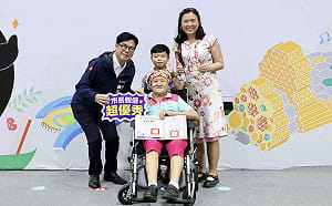67歲抗癌阿嬤成模範生！市長陳其邁與畢業生合影  見證學子勇敢逐夢