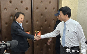 鬥嘴互嗆不忘握手邀泡茶 謝龍介立院大戰王世堅 