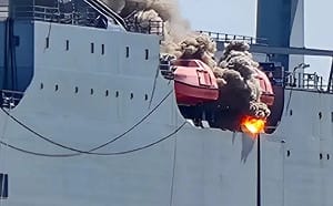 美海軍艦艇突然著火! 數里外都能看到濃煙 2救生艇被火舌吞沒