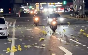 鬼月還沒到台南路上滿地冥紙！警調監視器曝光真相