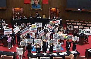 戴立安民調》3.立院監督評價藍綠幾乎打平  42.2%認同閣揆應副署法案、45.9%贊成倒閣