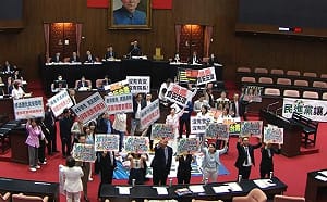戴立安民調》3.立院監督評價藍綠幾乎打平  42.2%認同閣揆應副署法案、45.9%贊成倒閣