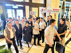 （影）卓榮泰出席活動 遭盧秀燕昔幕僚率眾嗆：食安放水毒害下一代