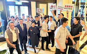 （影）卓榮泰出席活動 遭盧秀燕昔幕僚率眾嗆：食安放水毒害下一代