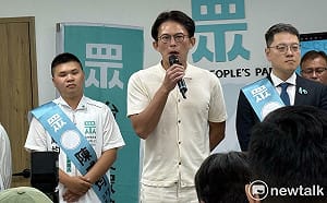 黃國昌爆梁文傑赴雙城論壇醉倒在飯店大廳　還要國台辦照顧