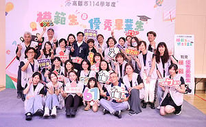 北高雄模範生與市長合影    陳其邁共享優秀學子畢業榮耀  