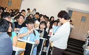 （影）台大學生辛辣提問 盧秀燕：不盲目跟隨中央 綠營稱台中兩年沒驗