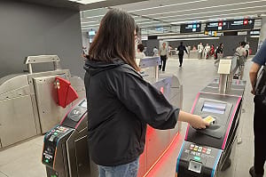 北車雙鐵閘門新升級！增「紅燈閃爍」抓逃票 北捷：抓到重罰50倍