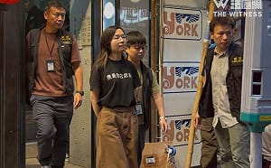 (影)香港獨立書店5店員遭拘捕！涉事書籍《唯紅花綻放》在台爆紅  誠品一度缺貨