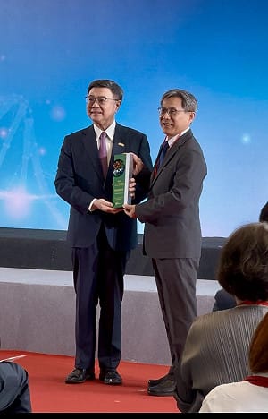 中興大學輔導智耕創新獲2026傑出生技新創獎 卓榮泰親頒獎座